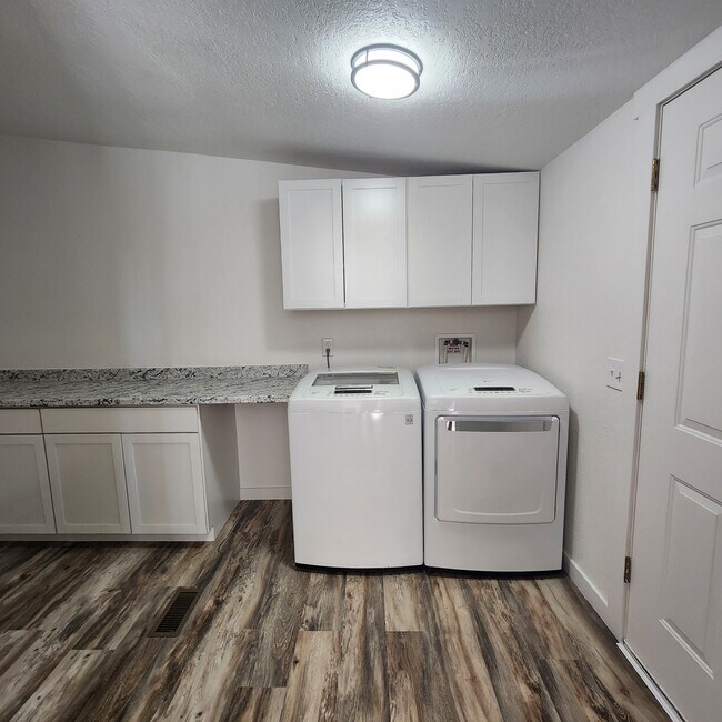 Building Photo - 21533 W Laura St