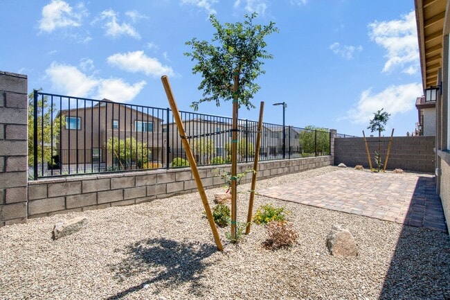 Building Photo - MULTI-GENERATIONAL New Build Home with En Suite In Skye Canyon!