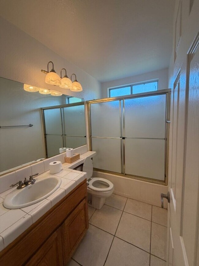 Building Photo - Beautiful Freshly Painted 3 Bedroom and 2 Bathroom Home in Carmichael $2,995.00 + Water
