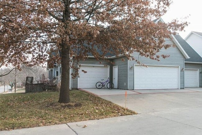 Building Photo - Huge 3-bedroom, 4-bath, 3-car garage townhome in Longfellow neighborhood