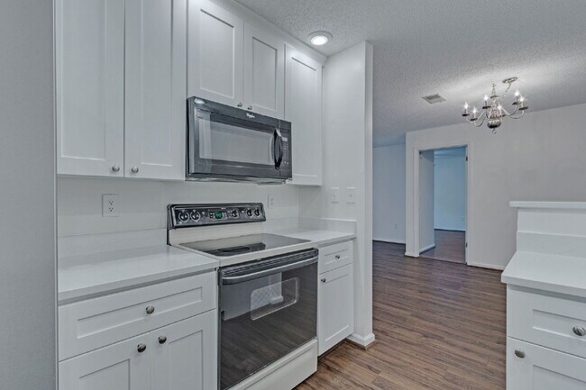 Building Photo - Welcome to Parkview Condos! This beautiful...