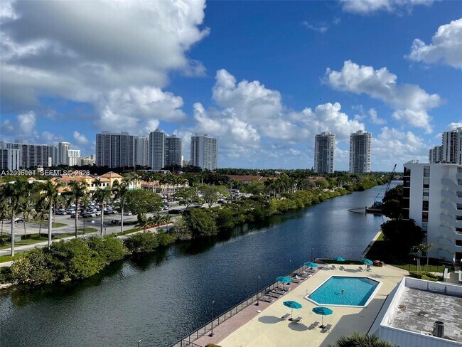 Building Photo - 3475 N Country Club Dr