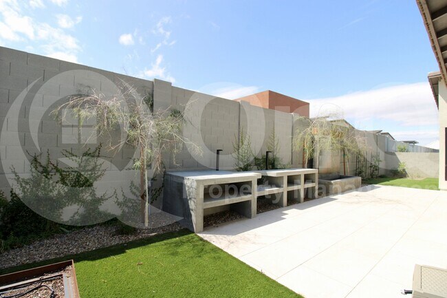 Building Photo - 813 E Corral Rd