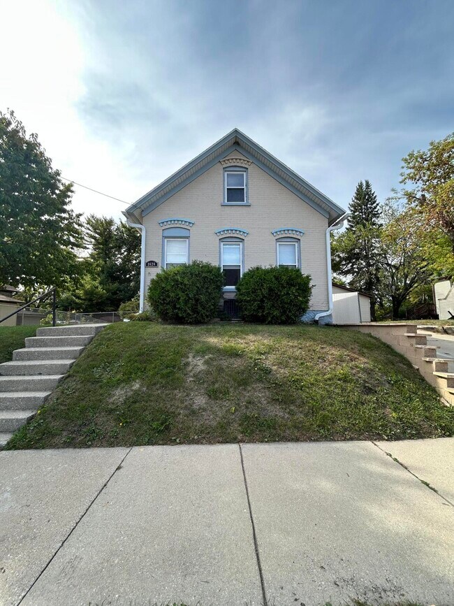 Primary Photo - 1628 Lasalle St