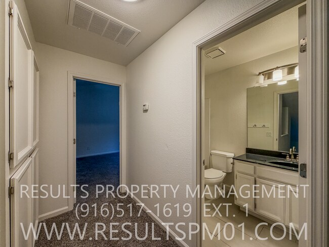 Building Photo - Beautiful Rocklin Light and bright Home!