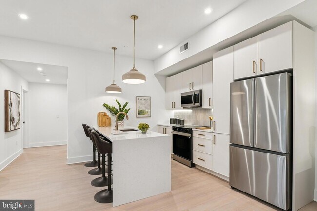 Building Photo - 30 W Allens Ln