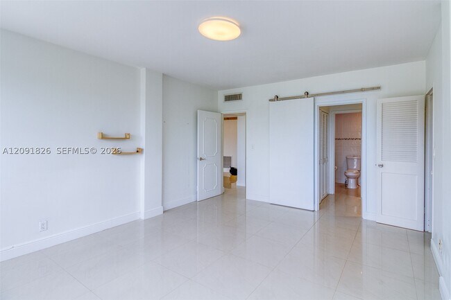 Building Photo - 9381 E Bay Harbor Dr
