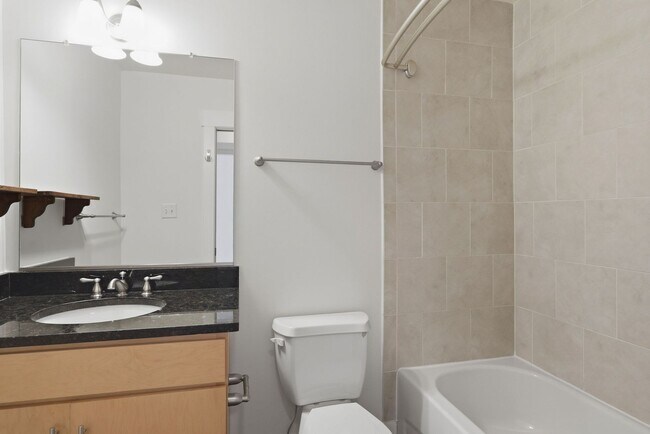 Building Photo - Cool 1 bedroom condo in the heart of the Fan District