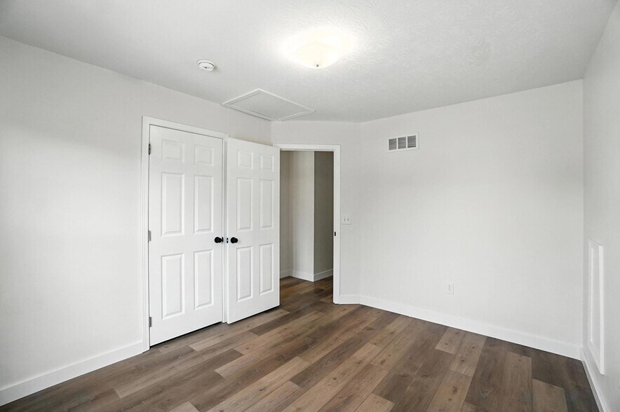 Building Photo - 2380 Oaktree Pl