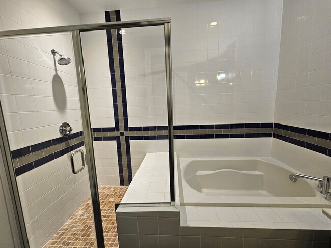 Building Photo - Congress Park High Rise Living! Huge Main Floor 2 Bed 2 Bath