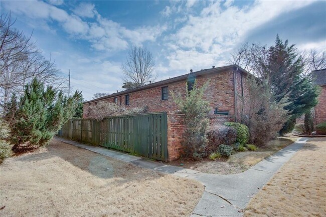 Building Photo - 3103 Colonial Way