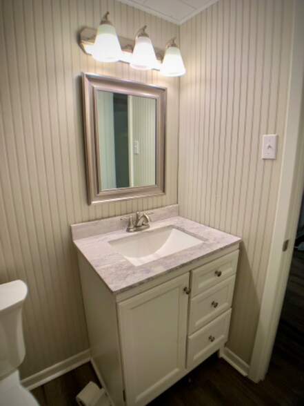 Building Photo - 353 Camelot Dr