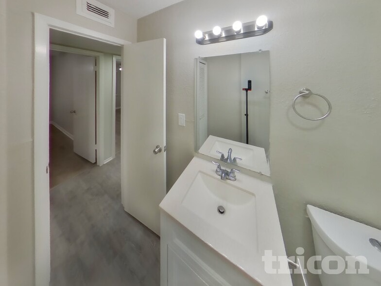 Building Photo - 3221 Edgebrook Dr