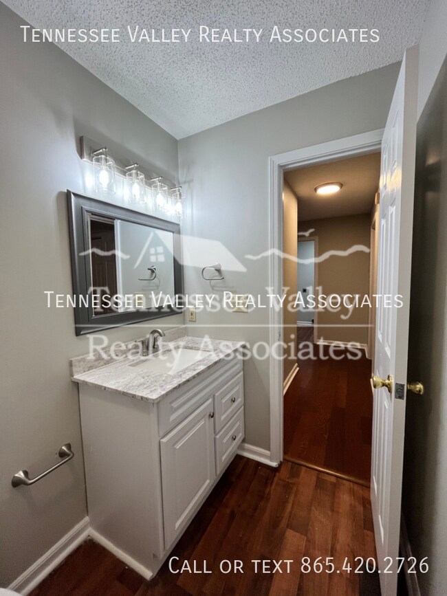 Building Photo - 900 Kirk Ave