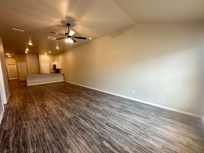 Building Photo - 3 bed 2 bath Duplex Available