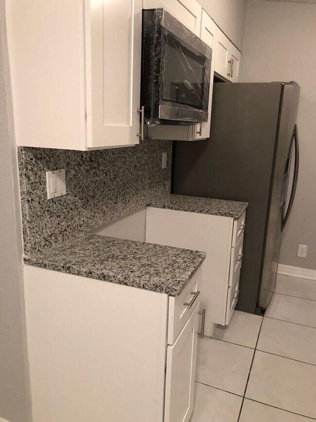 Building Photo - 3 Bedroom/ 2 Bathroom Home