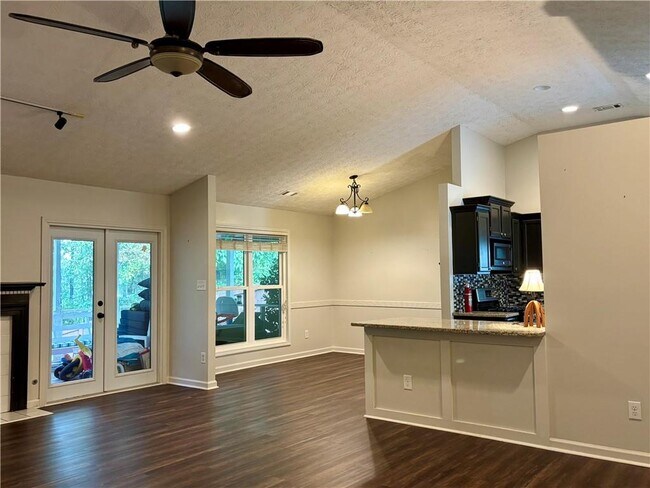 Building Photo - 523 Bluff Ct