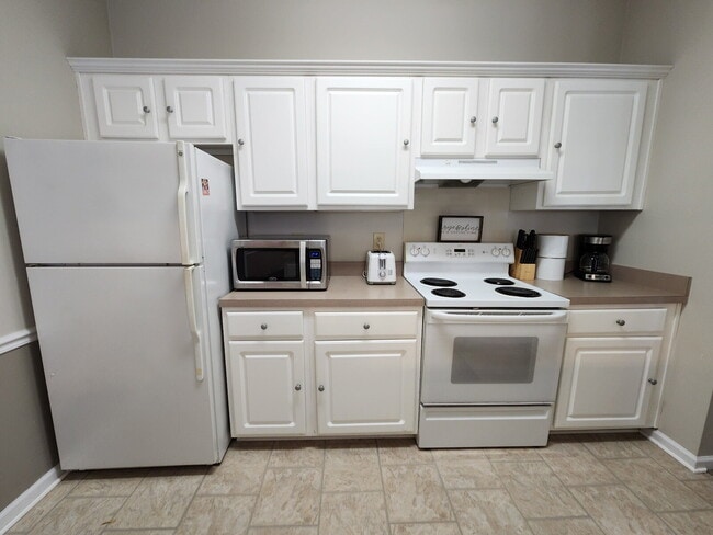 Building Photo - FULLY FURNISHED 2BR CONDO WITH MONTHLY LEASE TERMS