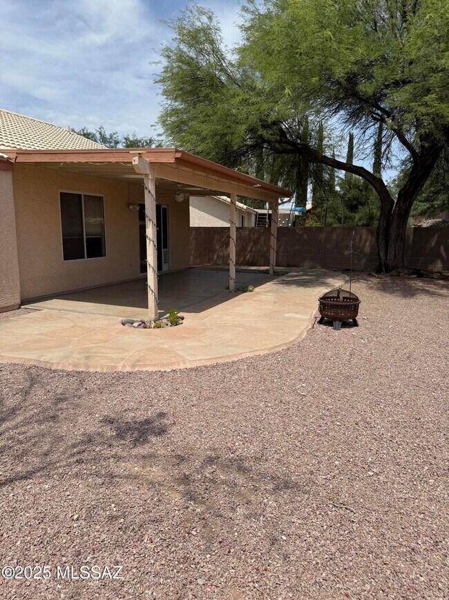 Building Photo - 8041 S High Canyon Dr