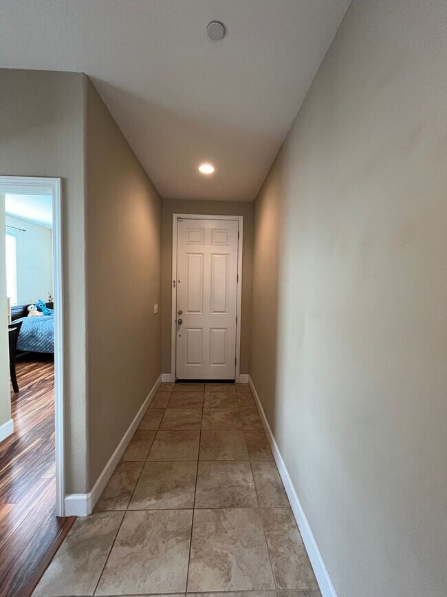 Building Photo - 2487 N Mountainside Dr