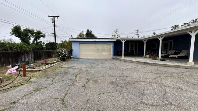 Building Photo - Spacious 4 Bedroom, 3 Bathroom Redlands Home!