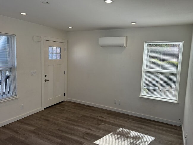 Building Photo - Super Cute 1 Bedroom, 1 Bath West Petaluma...