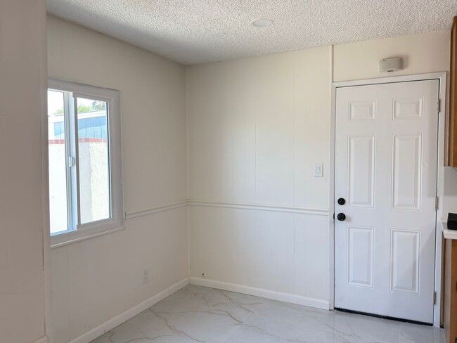 Building Photo - 15414 Eleanor Ln
