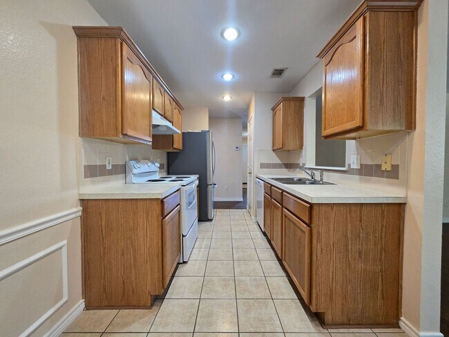 Building Photo - AVAILABLE NOW!