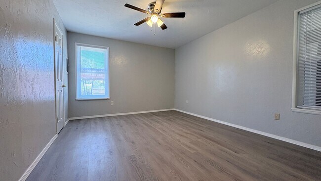 Building Photo - 305 Swinging Spear Rd