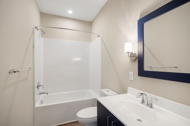 Building Photo - Two Bedroom Luxury Apartment (Elevator Bui...