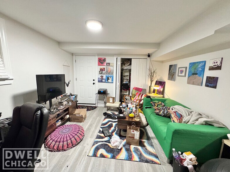 Building Photo - 727 W Roscoe St