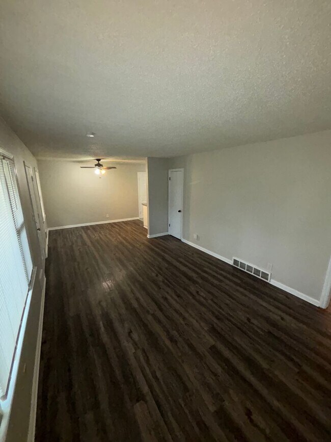 Building Photo - Charming 3 Bed, 1 Bath Home with 1-Car Garage in South Kansas City Location