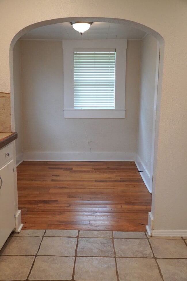 Building Photo - PRE-LEASING! Adorable Bungalow Steps From ...