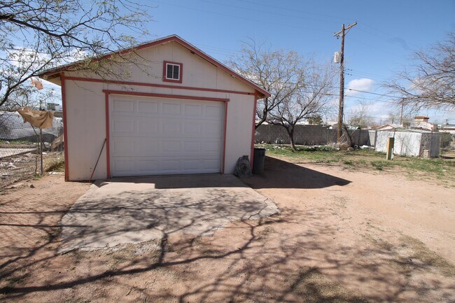 Building Photo - 5002 S 11th Ave