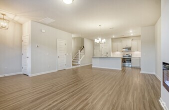 Building Photo - Gorgeous Town Home in Six Oaks