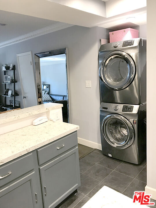 Building Photo - 8727 Shoreham Dr