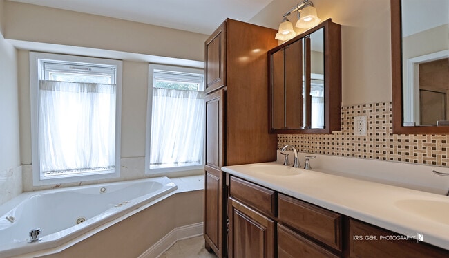 Building Photo - 1221 Creekside Dr