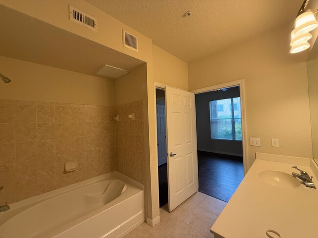 Building Photo - Luxurious 2-Bed/2-Bath Resort-Style Condo ...