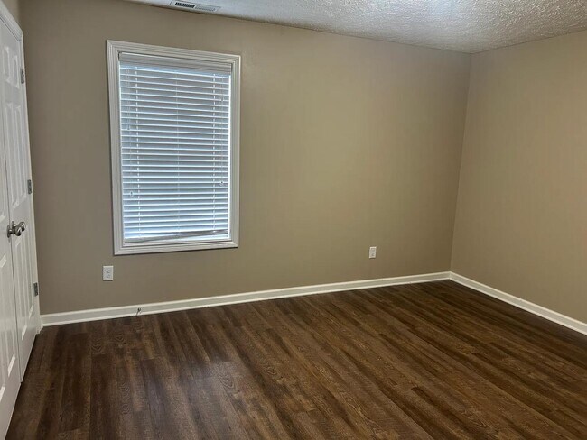 Building Photo - 201 Cherry Way