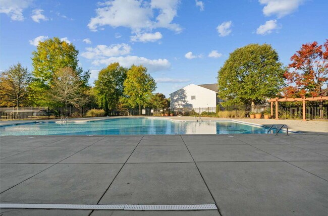 Building Photo - Spacious 3-Bed End-Unit Townhome in Durham