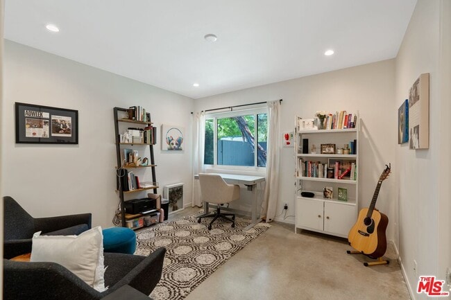 Building Photo - 2820 Nichols Canyon Pl
