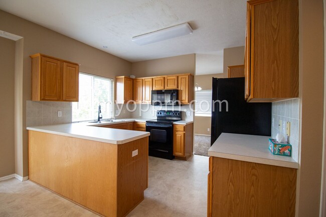 Building Photo - $1,022.50 Off Deposit! Spacious 2 Story ho...