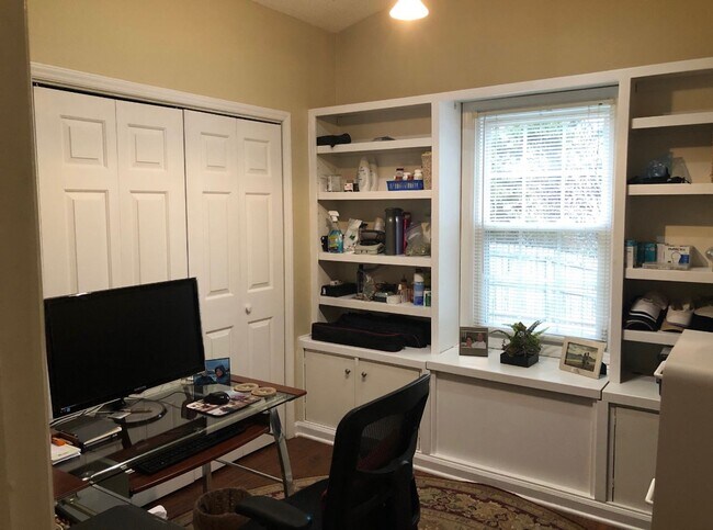 Building Photo - Knoxville 37922 - 3 bedroom, 2 bath home - Contact Susan Niedergeses (865) 300-4722