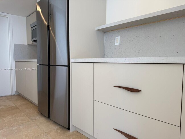 Building Photo - 1420 Brickell Bay Dr