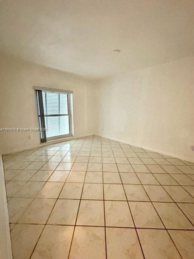 Building Photo - 7439 Twin Sabal Dr