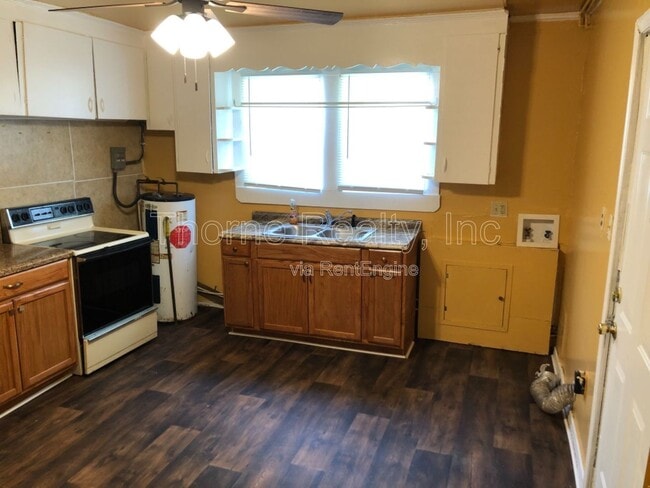 Building Photo - 517 NE Main St