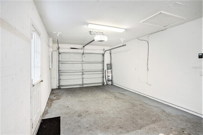 Building Photo - 8514 N Hyaleah Rd