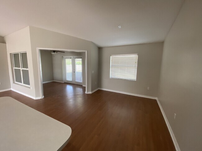 Building Photo - South Lakeland Home!