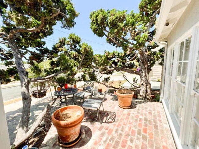 Building Photo - EASTSIDE BUNGALOW LONG BEACH