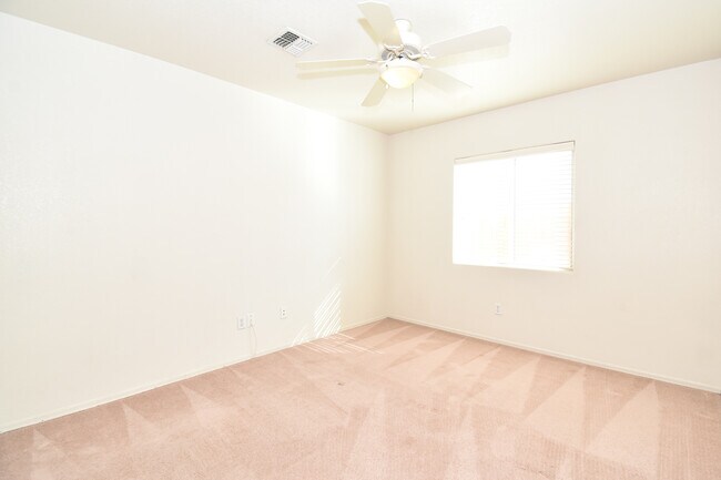 Building Photo - 8406 E Lorenzo Ln